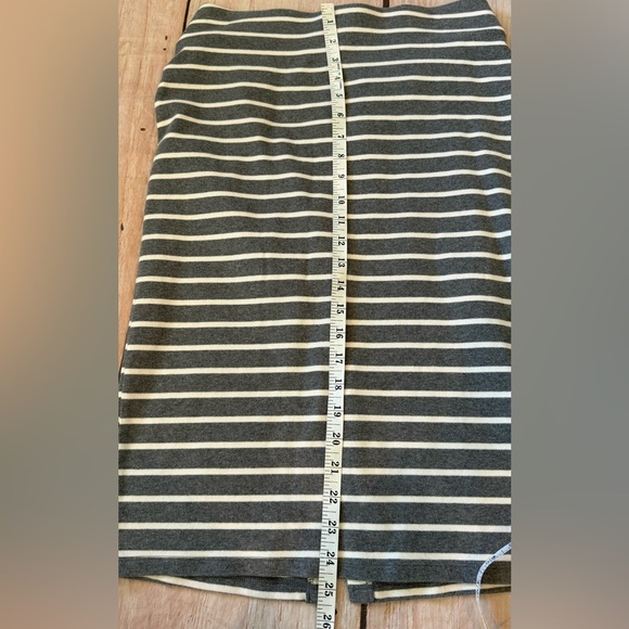 Old Navy Size Small Woman’s Pencil Skirt Grey White Stripes - Picture 2 of 6